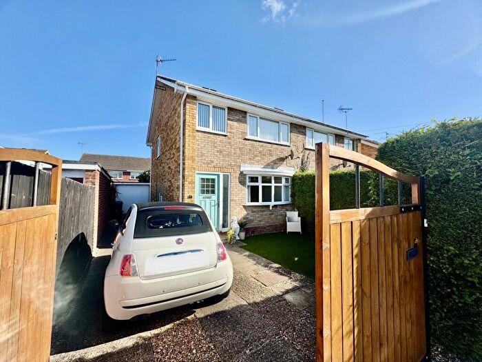 3 Bedroom Semi-Detached House For Sale In Shakespeare Road, Rushden, NN10