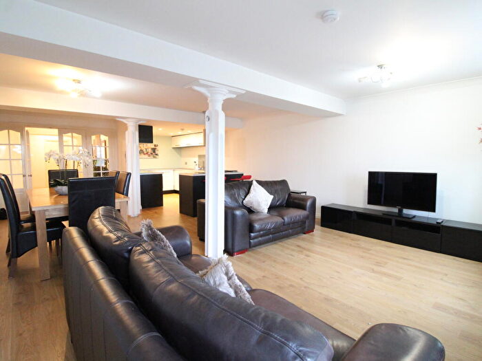 2 Bedroom Apartment To Rent In Speirs Wharf, Glasgow, G4