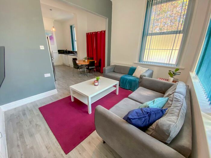 5 Bedroom Semi-Detached House To Rent In Oxford Street East, L7