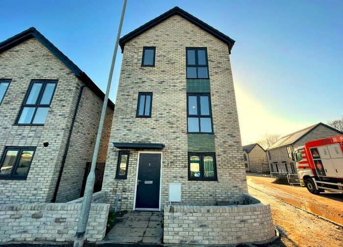 4 Bedroom Semi-Detached House To Rent In Bennett Close, Almondsbury, Bristol, BS10