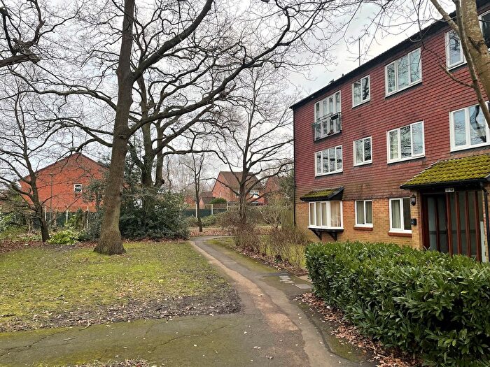 2 Bedroom Flat For Sale In Hallington Close, Horsell, Woking, GU21