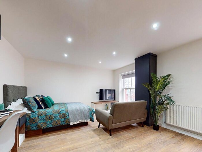 Apartment To Rent In Apt, Clarendon Road #, LS2