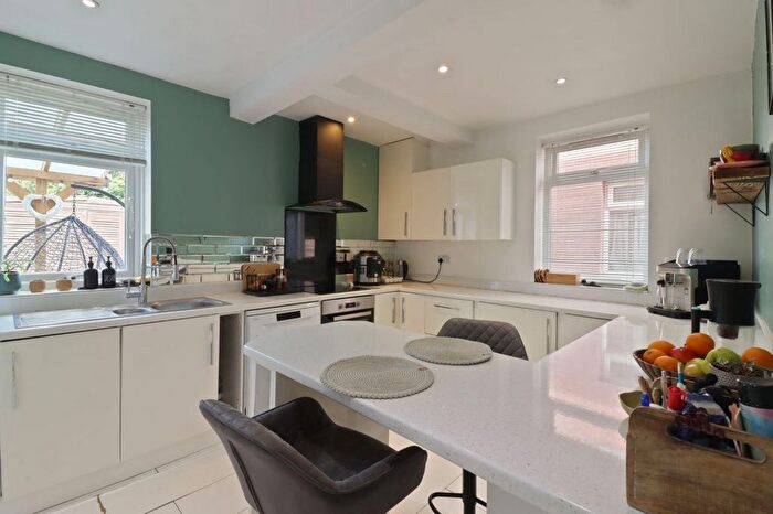 3 Bedroom Semi-Detached House For Sale In Lordens Hill, Dinnington, Sheffield, S25
