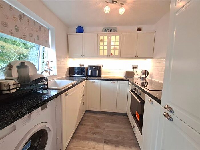 2 Bedroom Flat To Rent In Chalfont Close, Hemel Hempstead, HP2