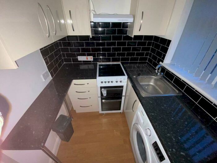 1 Bedroom Detached House To Rent In Slough, Berkshire, SL1