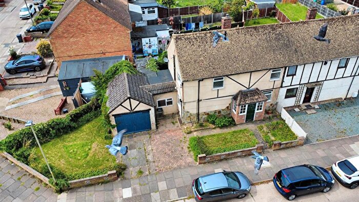 3 Bedroom Semi-detached House For Sale In Dakyn Road, Leicester, LE5