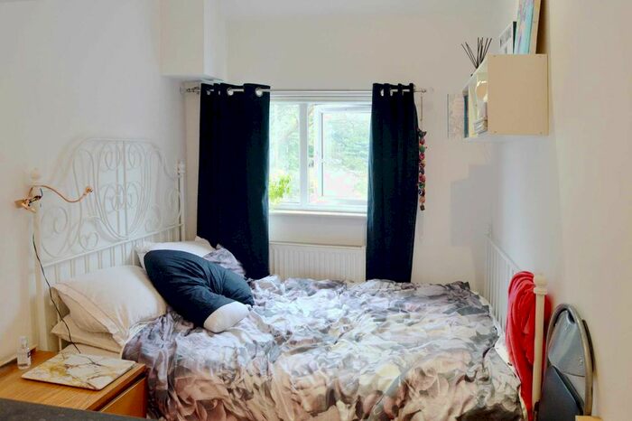Studio To Rent In High Street, Acton, W3