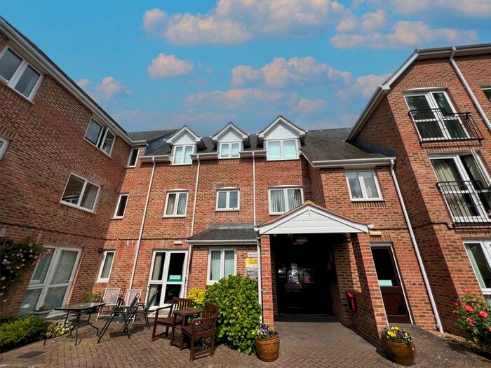 2 Bedroom Flat To Rent In Avongrove Court, The Avenue, Taunton, Somerset, TA1