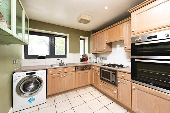 3 Bedroom Apartment To Rent In Manor Gardens, Islington, London, N7