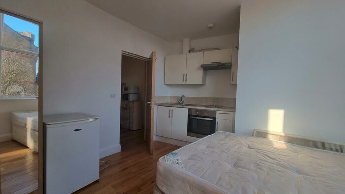 Flat To Rent In Holloway Road, London, N19