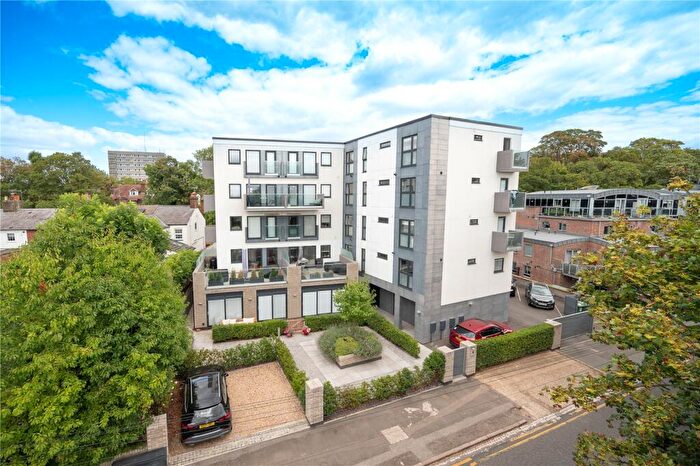 2 Bedroom Flat For Sale In Old London Road, St. Albans, Hertfordshire, AL1