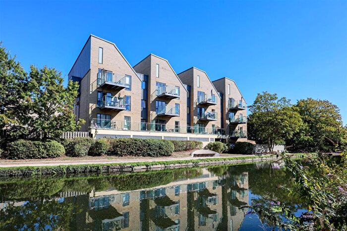 2 Bedroom Flat For Sale In Trout Road, Yiewsley, West Drayton, UB7