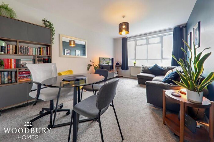 1 Bedroom Flat For Sale In Highwood Lane, Loughton, IG10