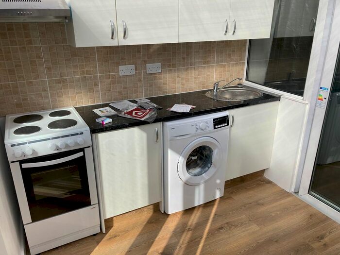 Studio To Rent In Shropshire Close, Mitcham, CR4