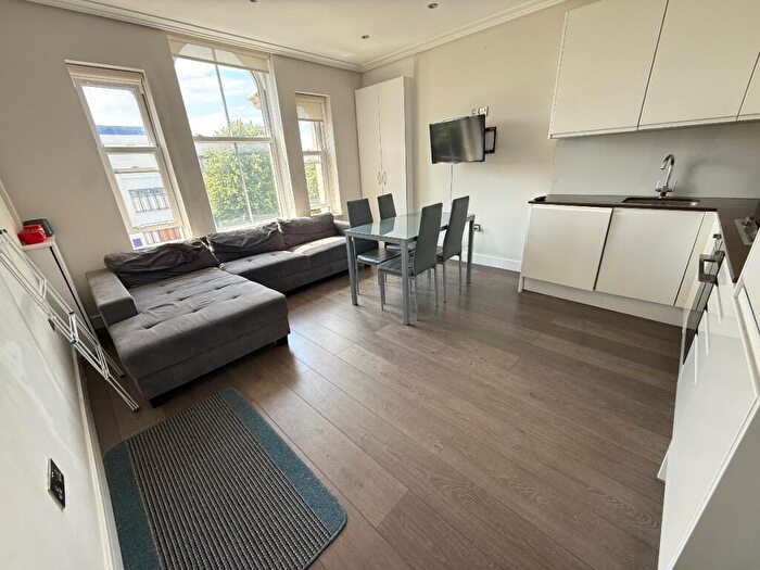 3 Bedroom Flat To Rent In Holloway Road, London, N7