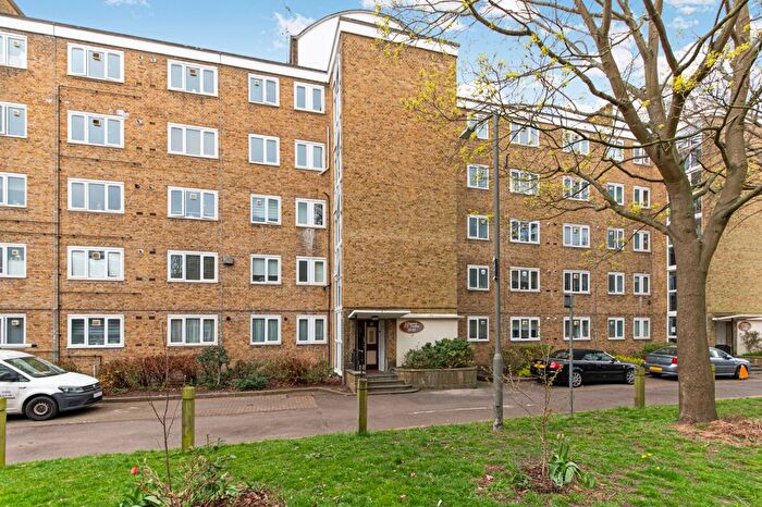 2 Bedroom Flat For Sale In Hayward Gardens, London, SW15