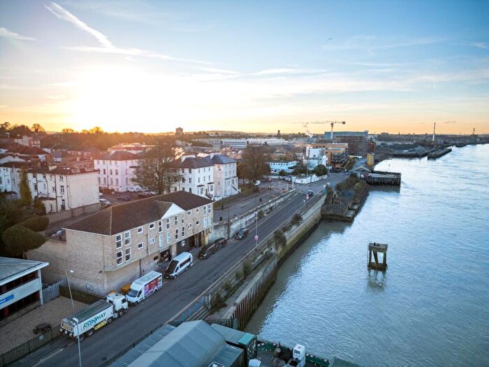 1 Bedroom Flat For Sale In Warren Hastings Court, Pier Road, Northfleet, Gravesend, Kent, DA11