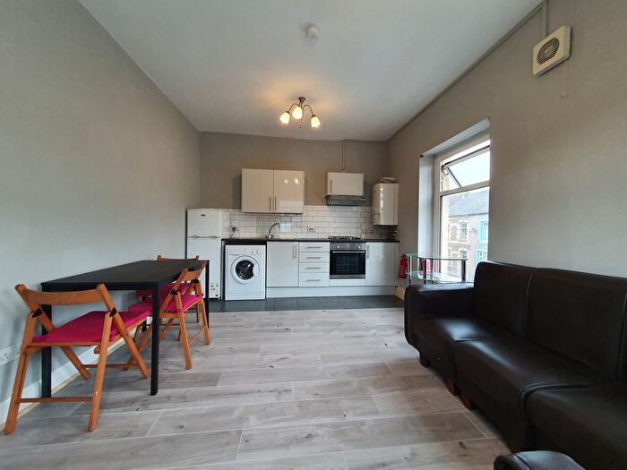 2 Bedroom Flat To Rent In Railway Street, Splott, Cardiff, Wales, CF24