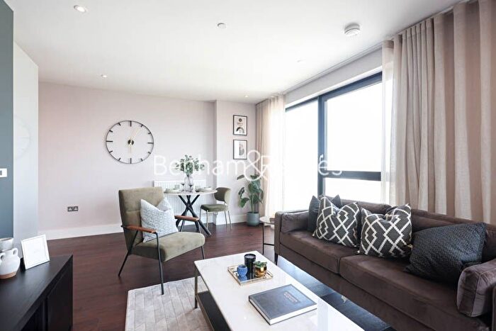 1 Bedroom Flat To Rent In Avalon Point, Silvocea Way, E14