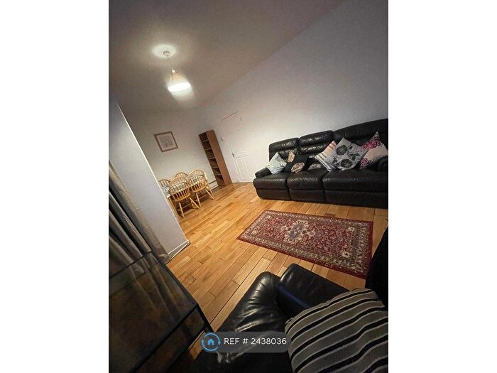 2 Bedroom Flat To Rent In Kirtley House, London, SW8