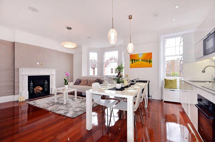 3 Bedroom Flat To Rent In Wolverton Gardens, Ealing, London, W5