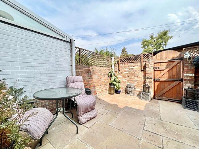 2 Bedroom Cottage To Rent In High Street, Markyate, AL3