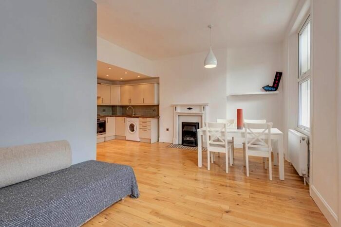 1 Bedroom Flat To Rent In Oakley Square, Mornington Crescent, NW1