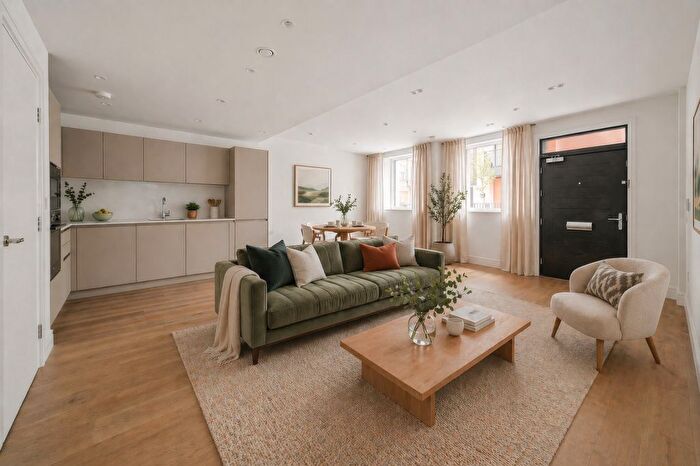 1 Bedroom Flat For Sale In Chiswick Green, Chiswick High Road, W4