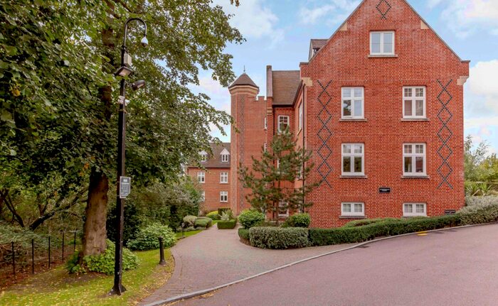 2 Bedroom Flat To Rent In Nightingale Court, The Galleries, Warley, Brentwood, CM14