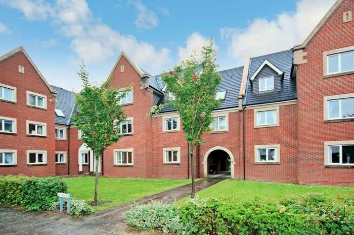 2 Bedroom Flat To Rent In Tanbridge Park, Horsham, RH12