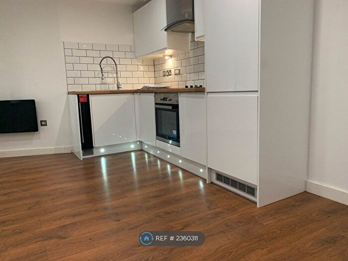 3 Bedroom Flat To Rent In Carlton Square, Carlton, Nottingham, NG4