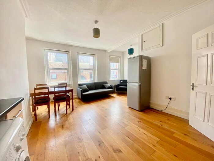 3 Bedroom Flat To Rent In Finchley Road, Barnet, NW2