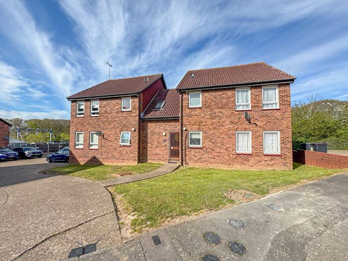 1 Bedroom Flat For Sale In Woodstock Crescent, Hockley, SS5