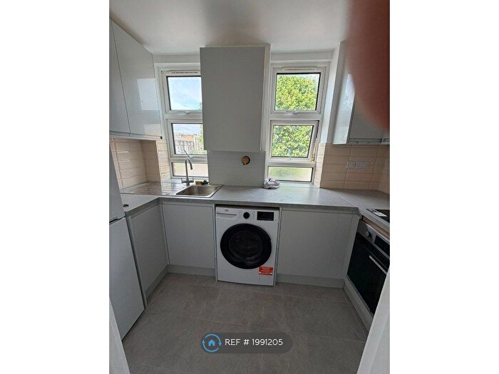 2 Bedroom Flat To Rent In Uxbridge Road, London, W12