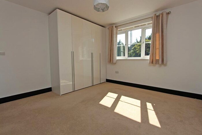 2 Bedroom Apartment To Rent In Kingswood, KT20