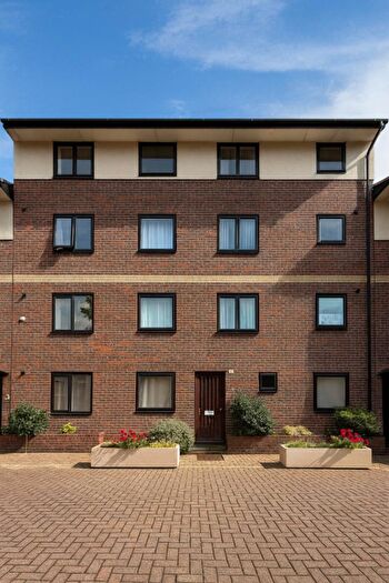 2 Bedroom Flat For Sale In Ironmongers Place, London, E14