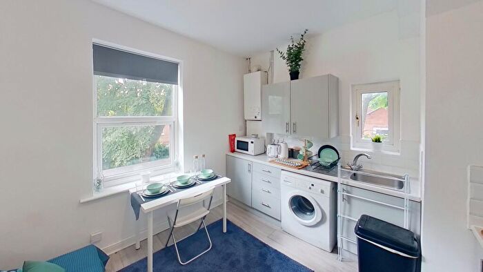 2 Bedroom Flat To Rent In Flat, Foxhall Road, Forest Fields, Nottingham, NG7