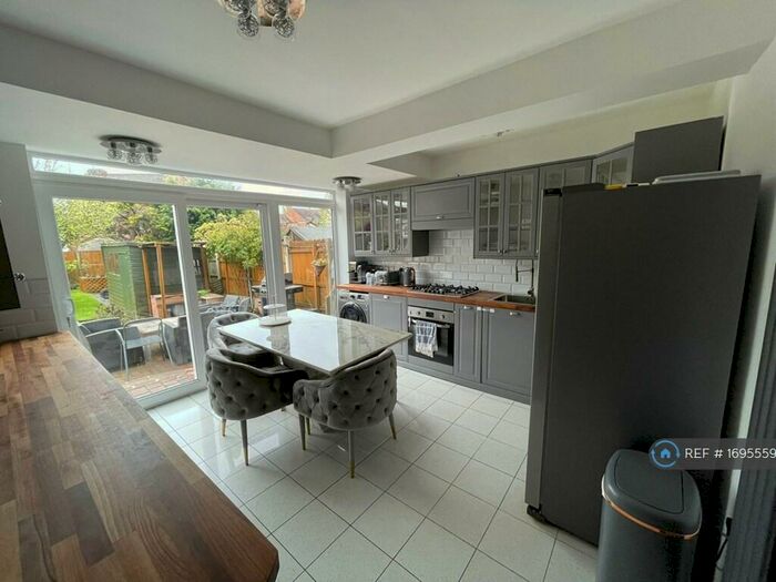 4 Bedroom Detached House To Rent In Hollinwell Avenue, Nottingham, NG8