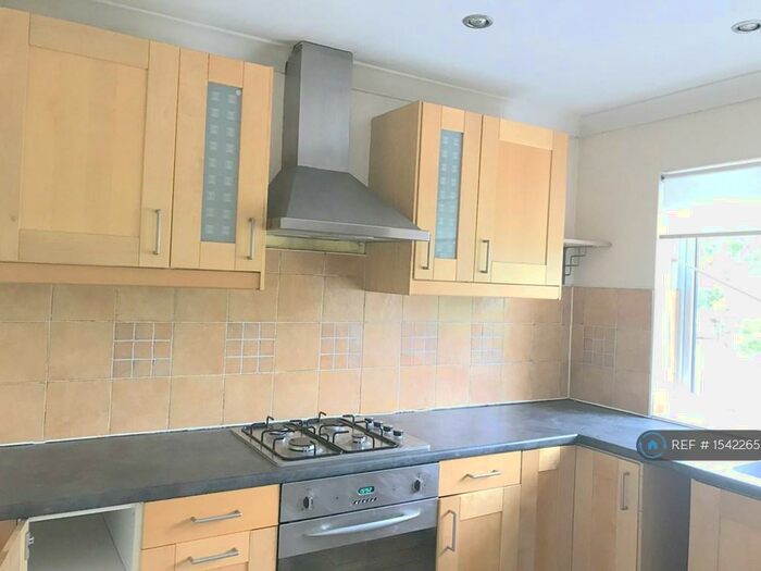 2 Bedroom Flat To Rent In Willow House, Wokingham, RG41