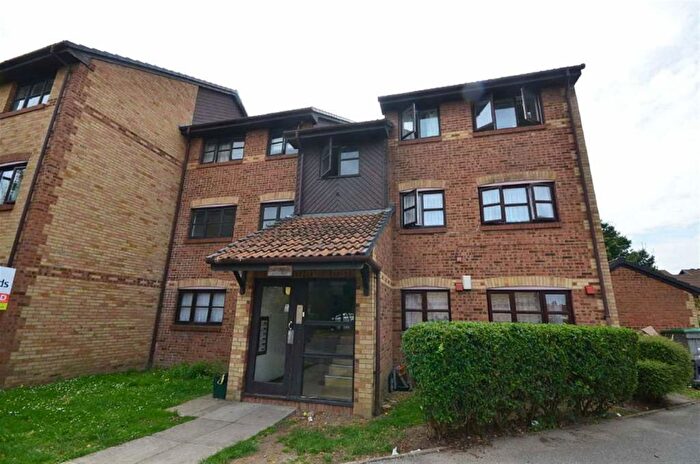 2 Bedroom Flat To Rent In Veronica Gardens, London, SW16