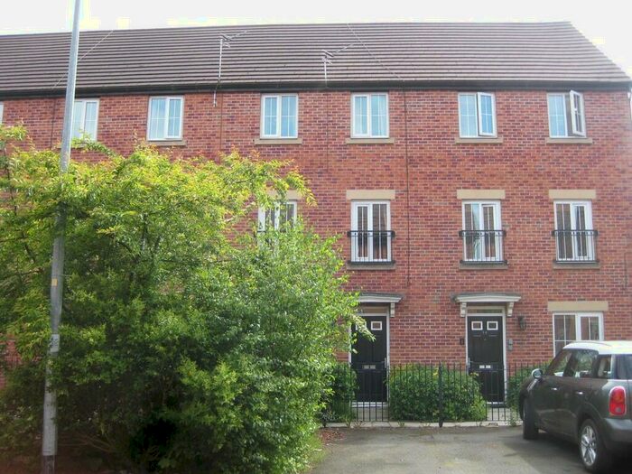 4 Bedroom Town House To Rent In Lorna Way, Irlam, Manchester, M44