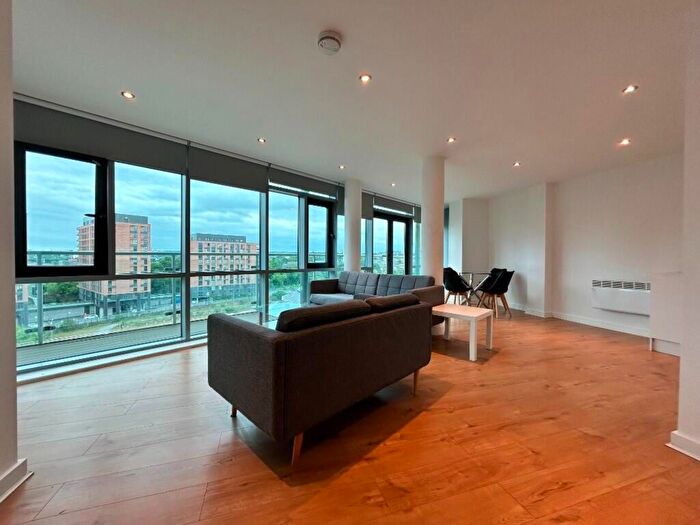 3 Bedroom Flat To Rent In Gotts Road, Leeds, LS12