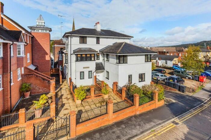 1 Bedroom Flat To Rent In Lyons Court, Dorking, RH4