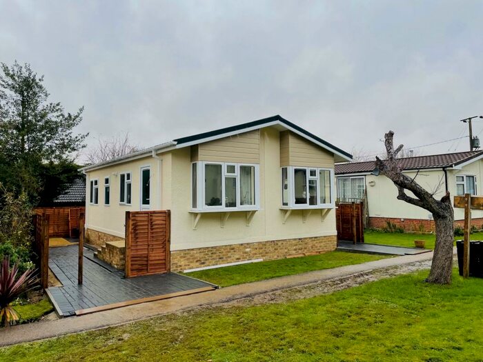 2 Bedroom Park Home For Sale In Kingsheath Park, Harpenden, AL5