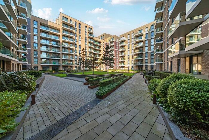 3 Bedroom Flat For Sale In Queenshurst Square, Kingston Upon Thames, Surrey, KT2