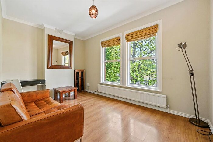 1 Bedroom Flat For Sale In Mill Hill Road, Acton, W3
