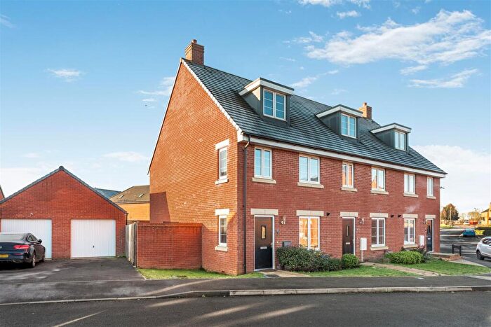 3 Bedroom Town House For Sale In Kingerlee Road, Banbury, OX16