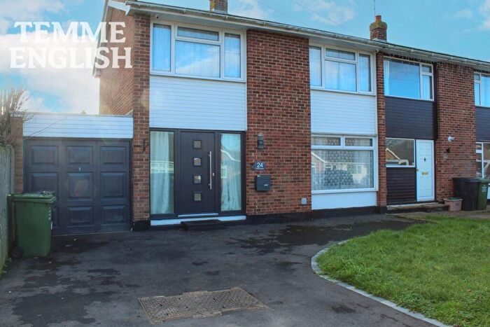 3 Bedroom Semi Detached House For Sale In Whist Avenue, Wickford, SS11