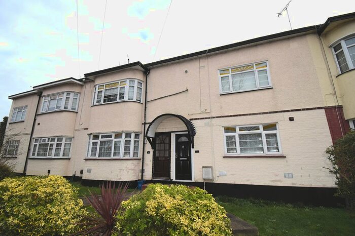 3 Bedroom Flat To Rent In Southbourne Grove, Westcliff-On-Sea SS0