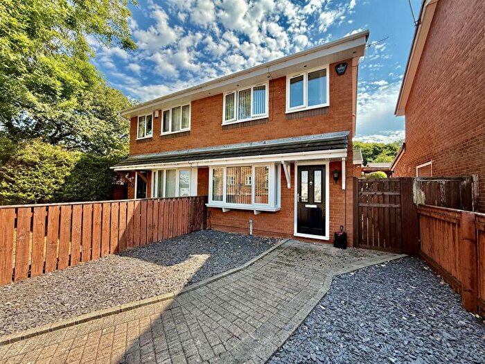 3 Bedroom Semi-Detached House For Sale In Meredith Gardens, Gateshead, NE8